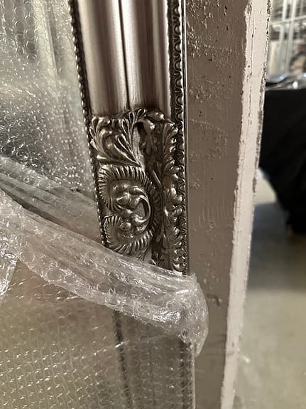 Stor spegel i silver, Jysk Dekorationsspegel med Ornament