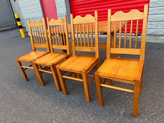4 st robusta pinnstolar i massivt trä – fint skick