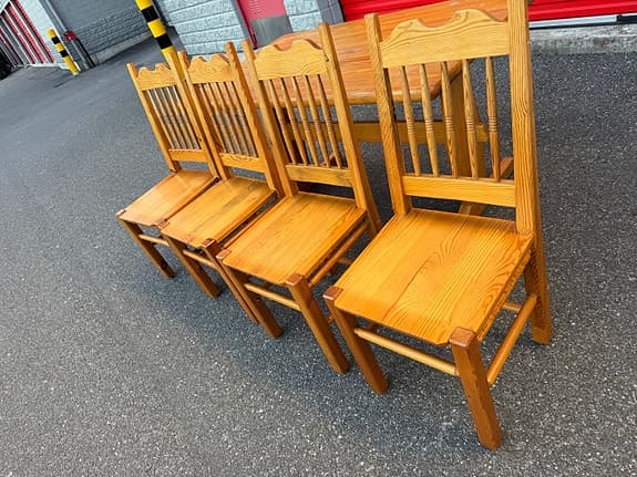 4 st robusta pinnstolar i massivt trä – fint skick