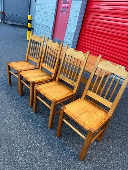4 st robusta pinnstolar i massivt trä – fint skick