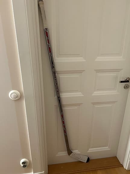 Äldre tps hockey klubba spelad av Riley Nash