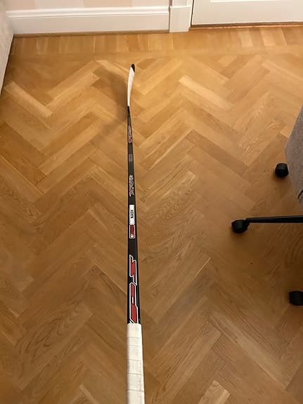 Äldre tps hockey klubba spelad av Riley Nash