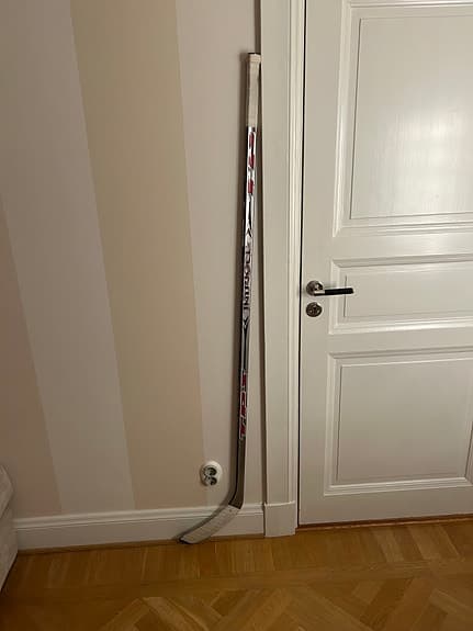 Äldre tps hockey klubba spelad av Riley Nash