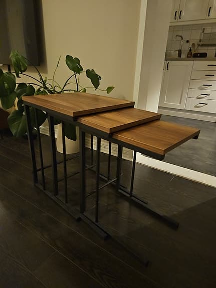 Satsbord i mörkt trä & svart metall