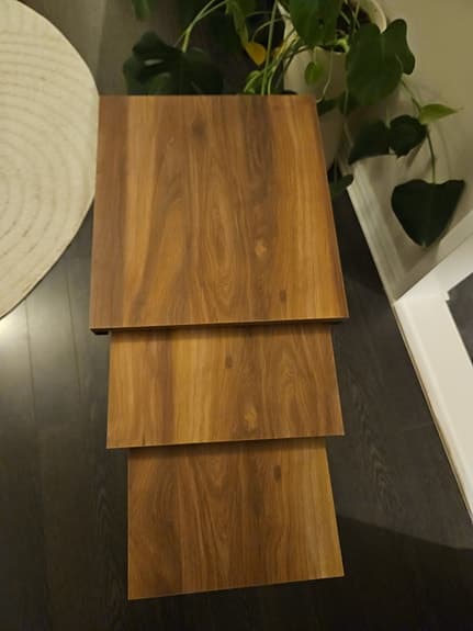 Satsbord i mörkt trä & svart metall