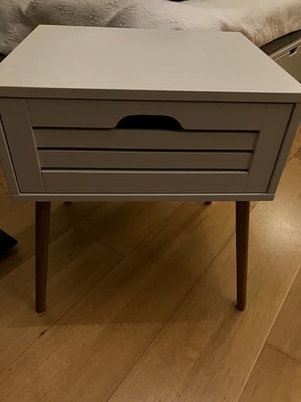 Nattduksbord vitt och trä