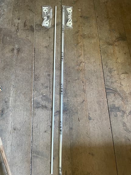 3 oanvända gardinstänger och fästen, vit metall, 70 för alt.