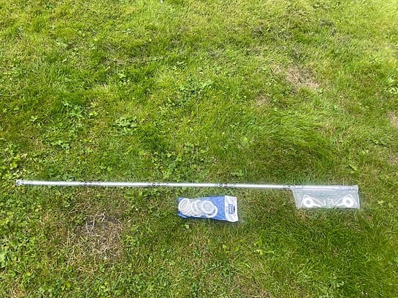 3 oanvända gardinstänger och fästen, vit metall, 70 för alt.