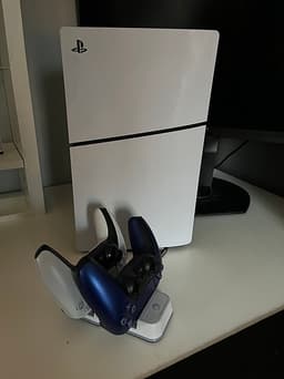 PlayStation 5 med 2 handkontroller + laddstation – mycket fint skick