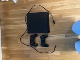 Playstation 4 Spelkonsol med två handkontroller svart