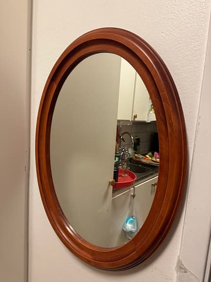 Oval väggspegel i trä