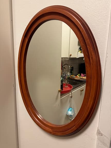 Oval väggspegel i trä