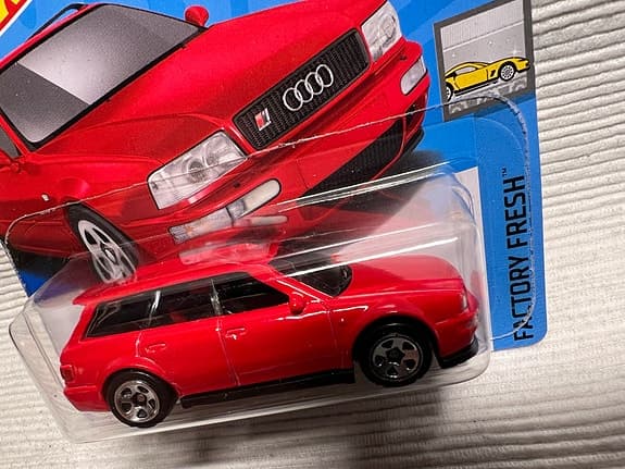 Hot Wheels '94 Audi Avant RS2 leksaksbil röd