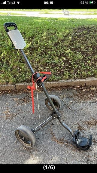 Golfvagn med hjul och rem .