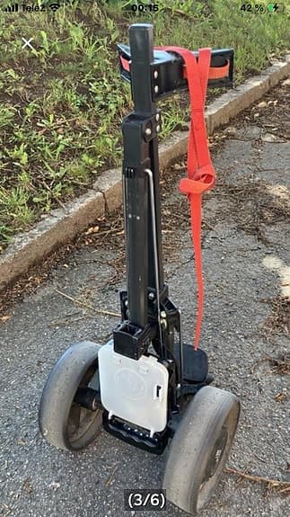 Golfvagn med hjul och rem .