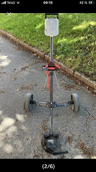 Golfvagn med hjul och rem .