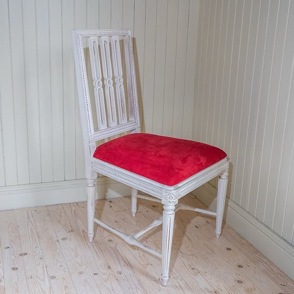 Vackra matsalsstolar i antik design.