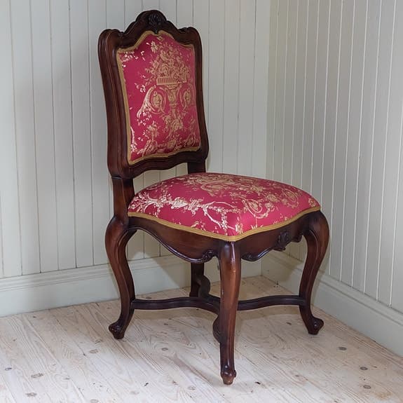 Vackra matsalsstolar i antik design.