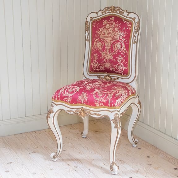 Vackra matsalsstolar i antik design.