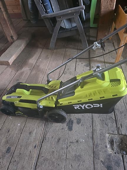 El Gräsklippare Ryobi RLM13E33S