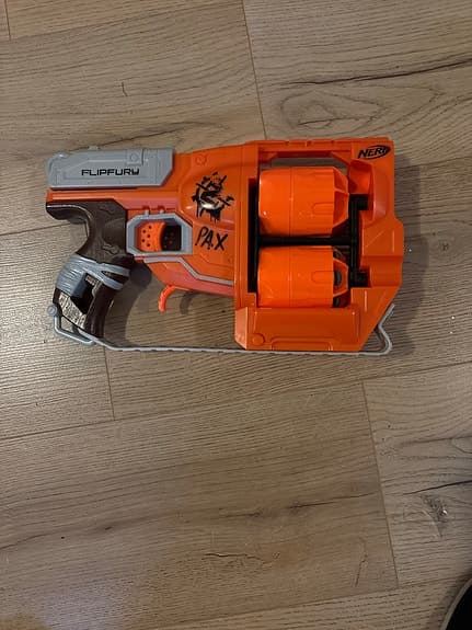 Nerf Mega och Rival Barnleksakspistoler med pilar och kulor