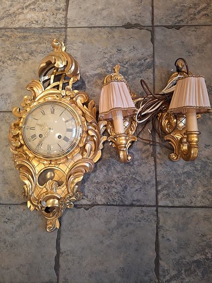 Väggur med lampetter