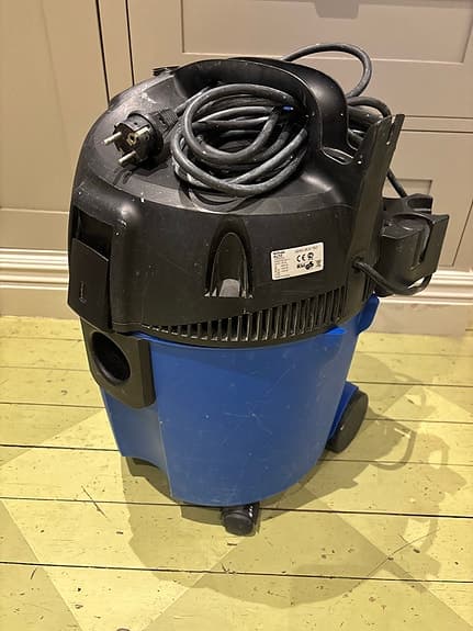 Nilfisk ALTO Aero 25, våt- och torrdammsugare blå och svart