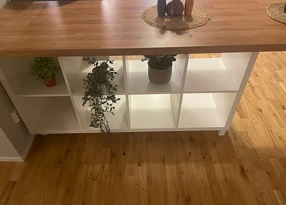 IKEA bord med förvaringshyllor i trä och vitt