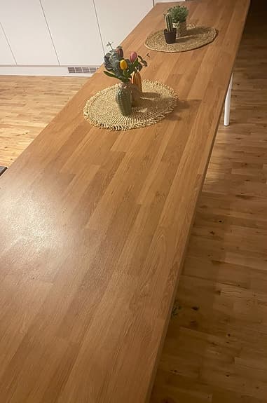 IKEA bord med förvaringshyllor i trä och vitt