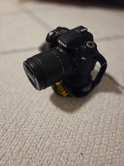 Nikon D90 kit 18-135mm objektiv med MB D80 vertical batteri grepp