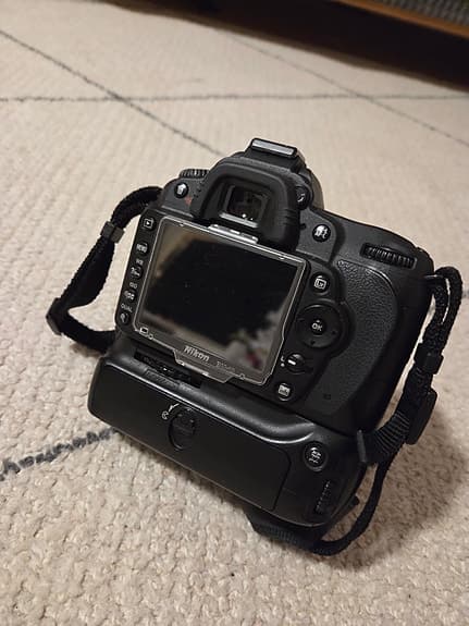 Nikon D90 kit 18-135mm objektiv med MB D80 vertical batteri grepp