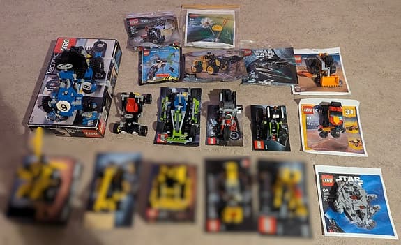 13 små legosatser (perfekt pyssel, ca 15-60 minuter per set)