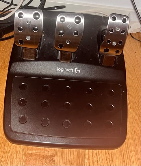 Logitech G Racingratt med pedaler och växelspak