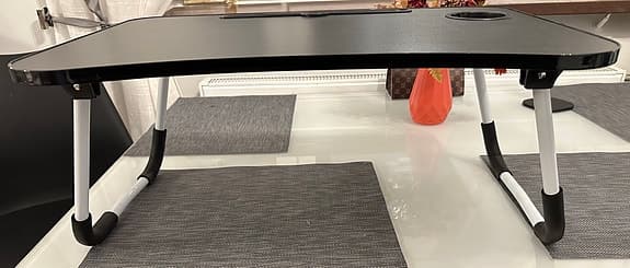 Sängbord med hopfällbara ben