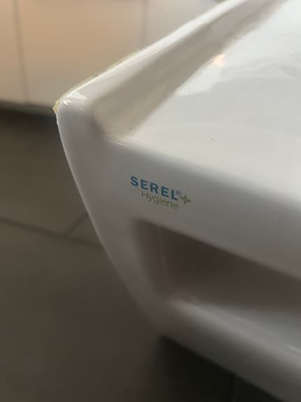 Vägghängd toalettstol Serel Smart med oanvänd sits i plast