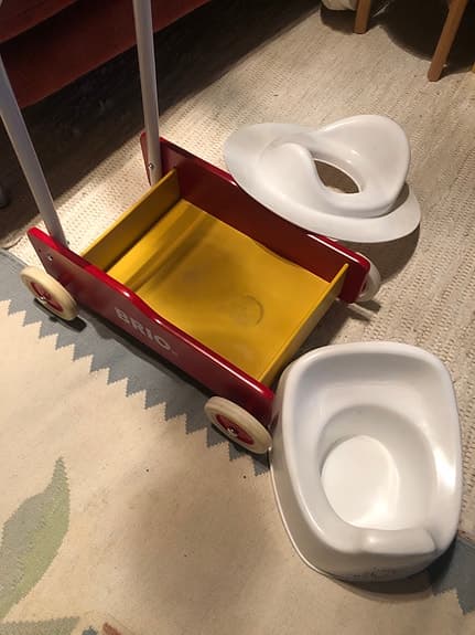 BRIO Barnvagn i trä röd och gul, potta och sittring