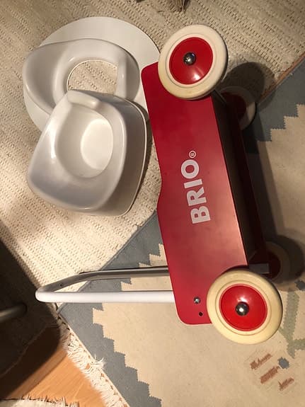 BRIO Barnvagn i trä röd och gul, potta och sittring