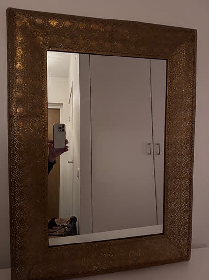 Vintage spegel – dekorativ metallram, köpt på Bukowskis