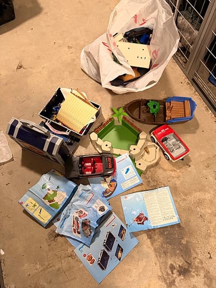Massor av playmobil saker säljes