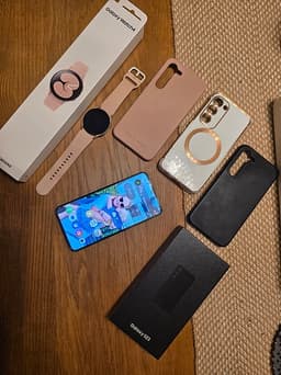 Samsung Galaxy S23 samt Samsung Galaxy Watch 4