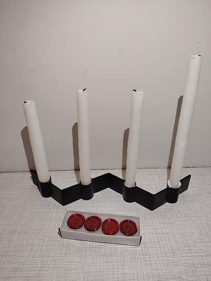 Ljusstake Adventsljusstake  med fyra ljus och röda ljusmanschetter