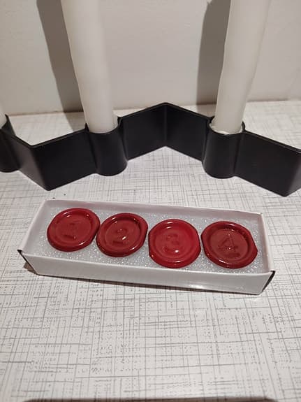 Ljusstake Adventsljusstake  med fyra ljus och röda ljusmanschetter