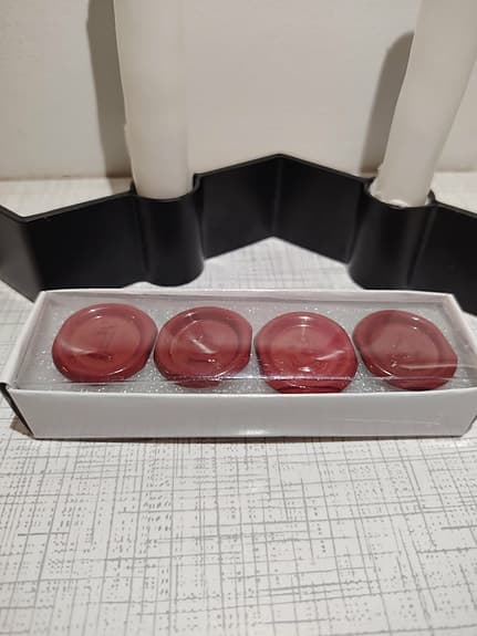 Ljusstake Adventsljusstake  med fyra ljus och röda ljusmanschetter