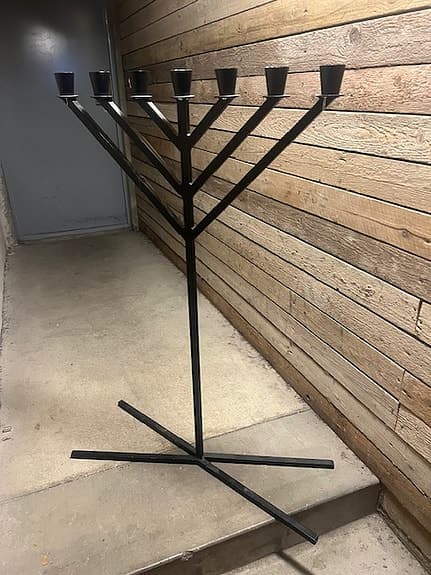 Svart smidesljusstake för sju ljus