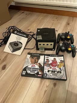 Nintendo GameCube Spelkonsol med två handkontroller och spel