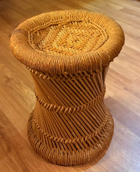 Vacker rotting / bambu pall / piedestal / sidobord!