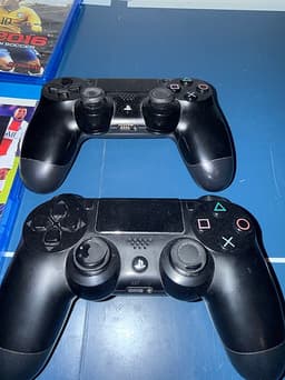 Sony Playstation med kontroller och flera spel