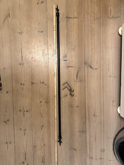Gardinstång 125cm svart med knoppar och fästen