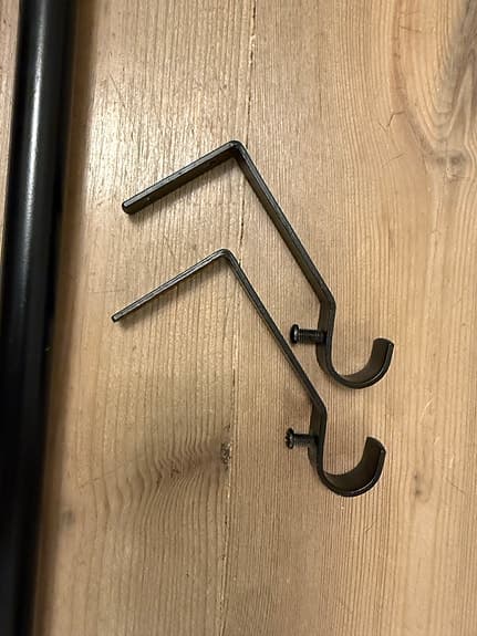 Gardinstång 125cm svart med knoppar och fästen