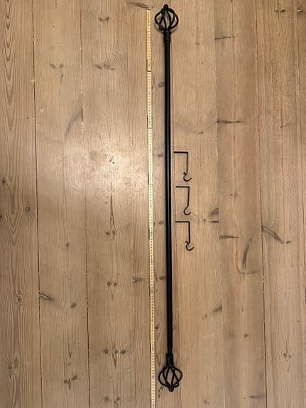 Svart gardinstång 110-230cm med knoppar och fästen
